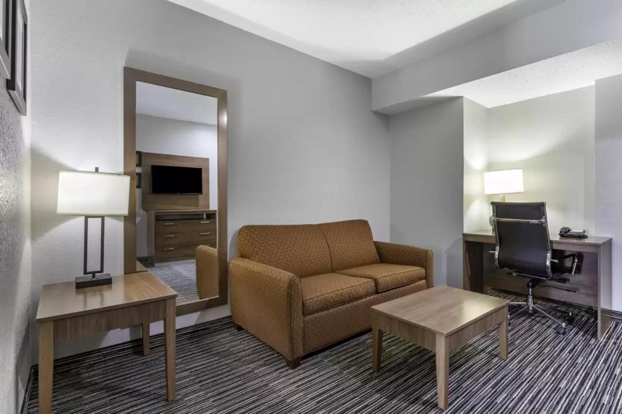 Quality Inn & Suites I-35 E-Walnut Hill Dallas Eksteriør billede