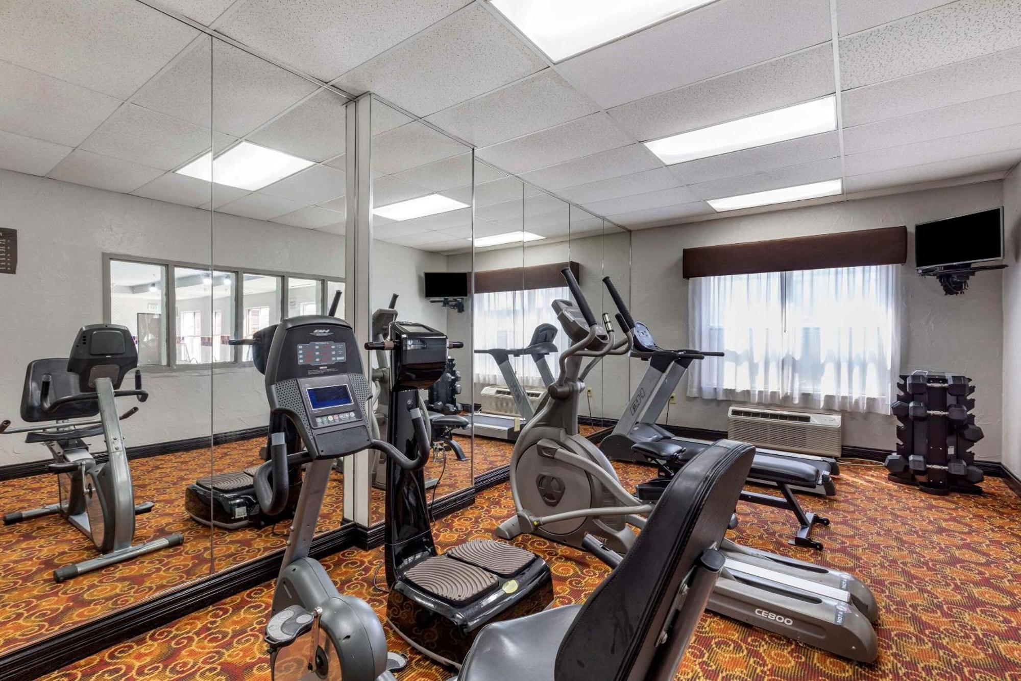 Quality Inn & Suites I-35 E-Walnut Hill Dallas Eksteriør billede