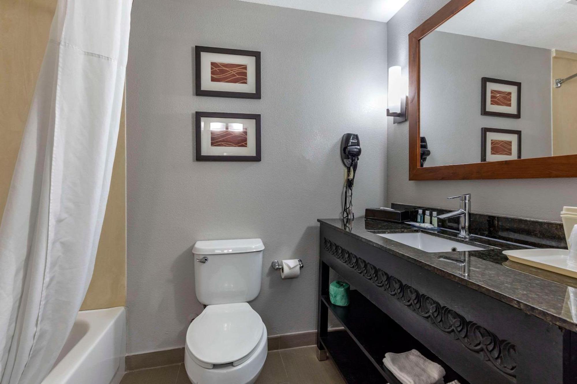 Quality Inn & Suites I-35 E-Walnut Hill Dallas Eksteriør billede
